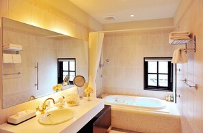 Combined shower/bathtub, free toiletries, hair dryer, slippers