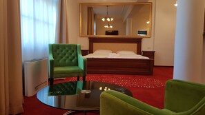 Superior Room | Minibar, in-room safe, blackout drapes, rollaway beds