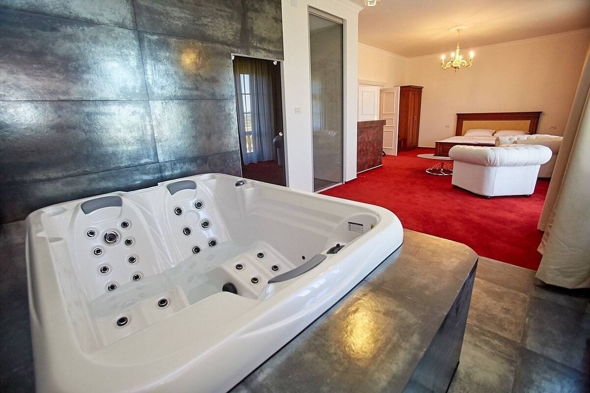 Habitación superior, 1 cama King size, hidromasaje | Tina de hidromasaje privada