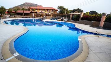 Piscine couverte, piscine extérieure, cabanons gratuits