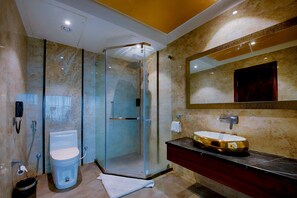 Sturta, snyrtivörur án endurgjalds, inniskór, handklæði