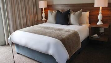 Executive Room | In-room safe, desk, laptop workspace, blackout drapes