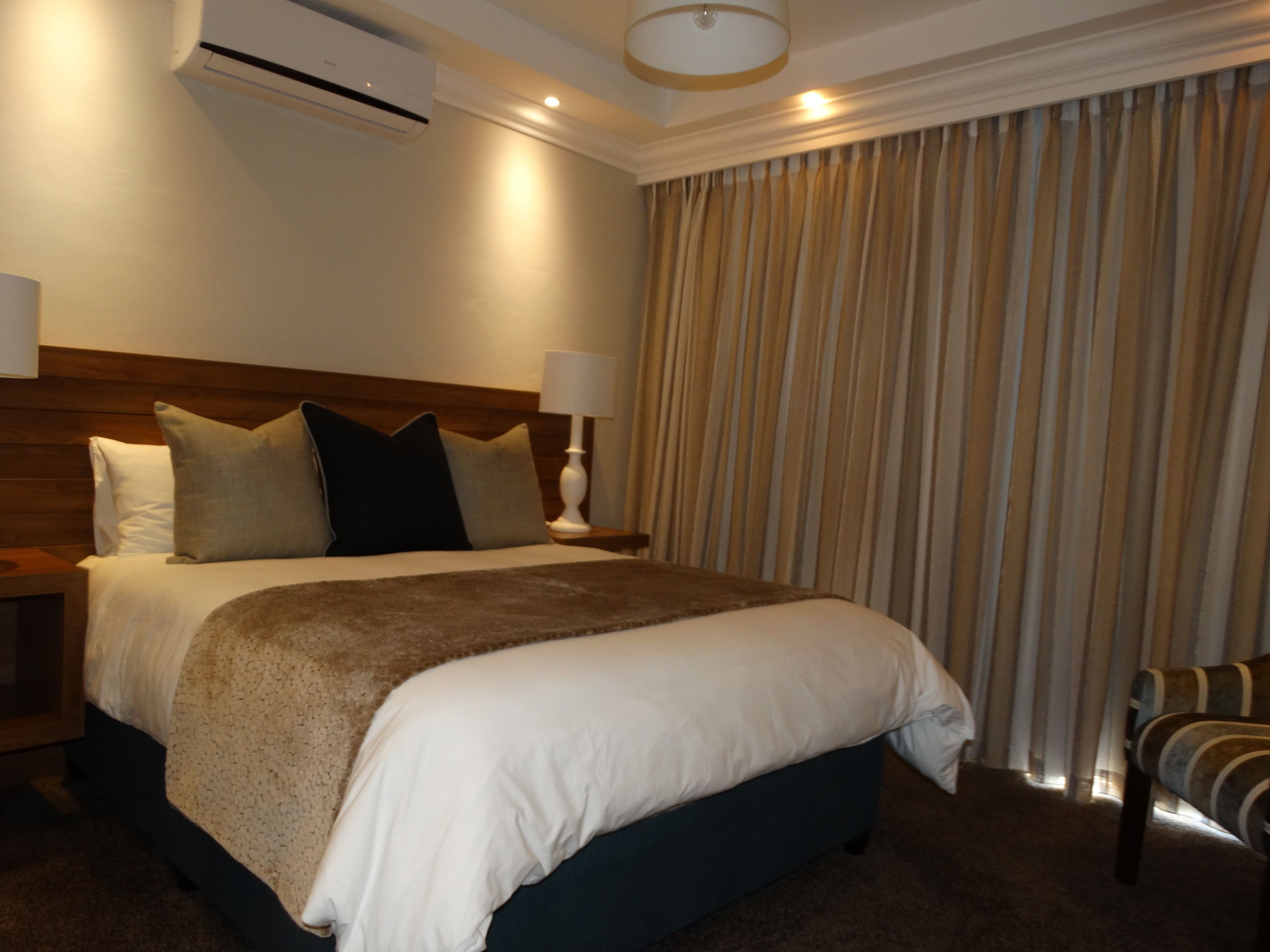 Executive Room | In-room safe, desk, laptop workspace, blackout drapes