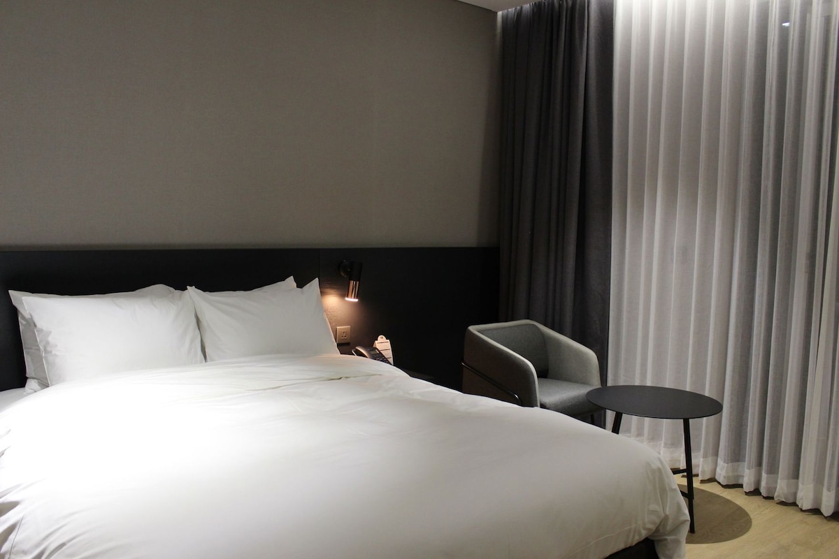 Couette en duvet d'oie, coffres-forts dans les chambres, bureau