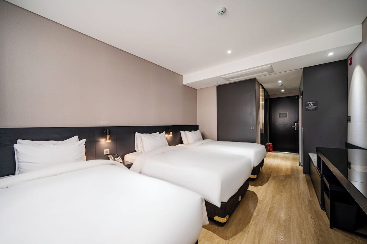 Down duvets, in-room safe, desk, blackout curtains