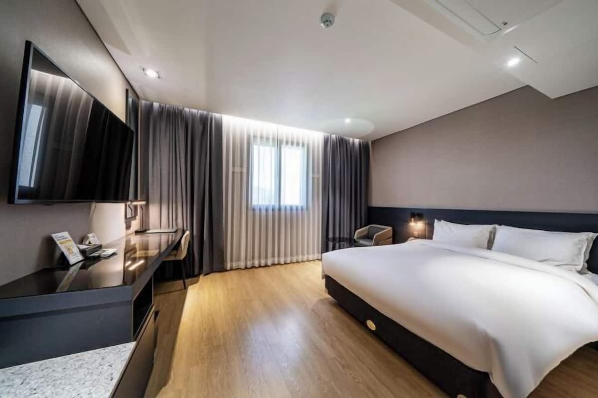 Down duvets, in-room safe, desk, blackout curtains