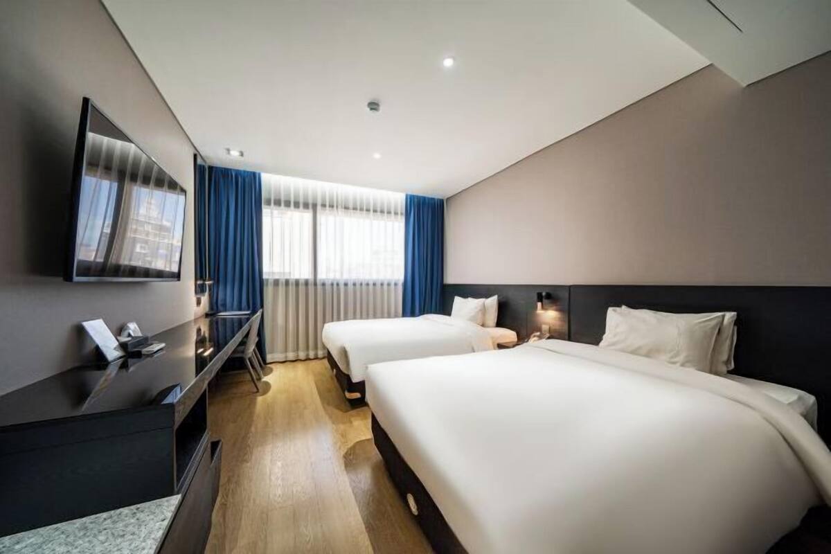 Down duvets, in-room safe, desk, blackout curtains