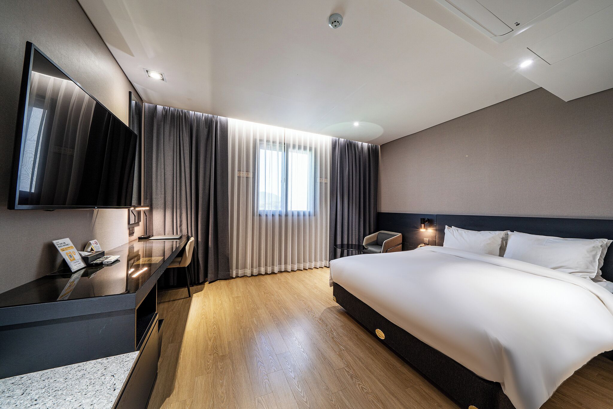 스탠다드 더블룸, 금연, 시내 전망 | 오리/거위털 이불, 객실 내 금고, 책상, 암막 커튼
