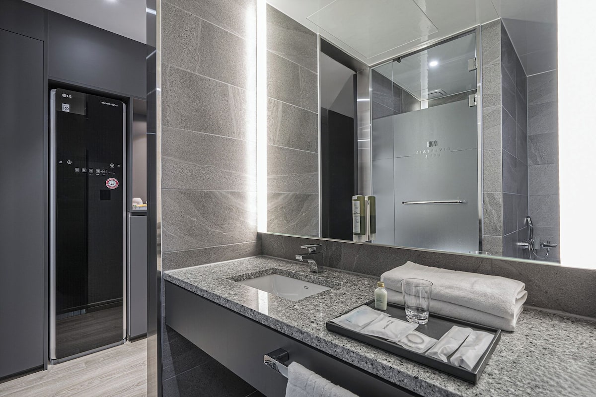 suite, multiple beds, non smoking, city view | 1 bedroom, down duvets, in-room safe, desk