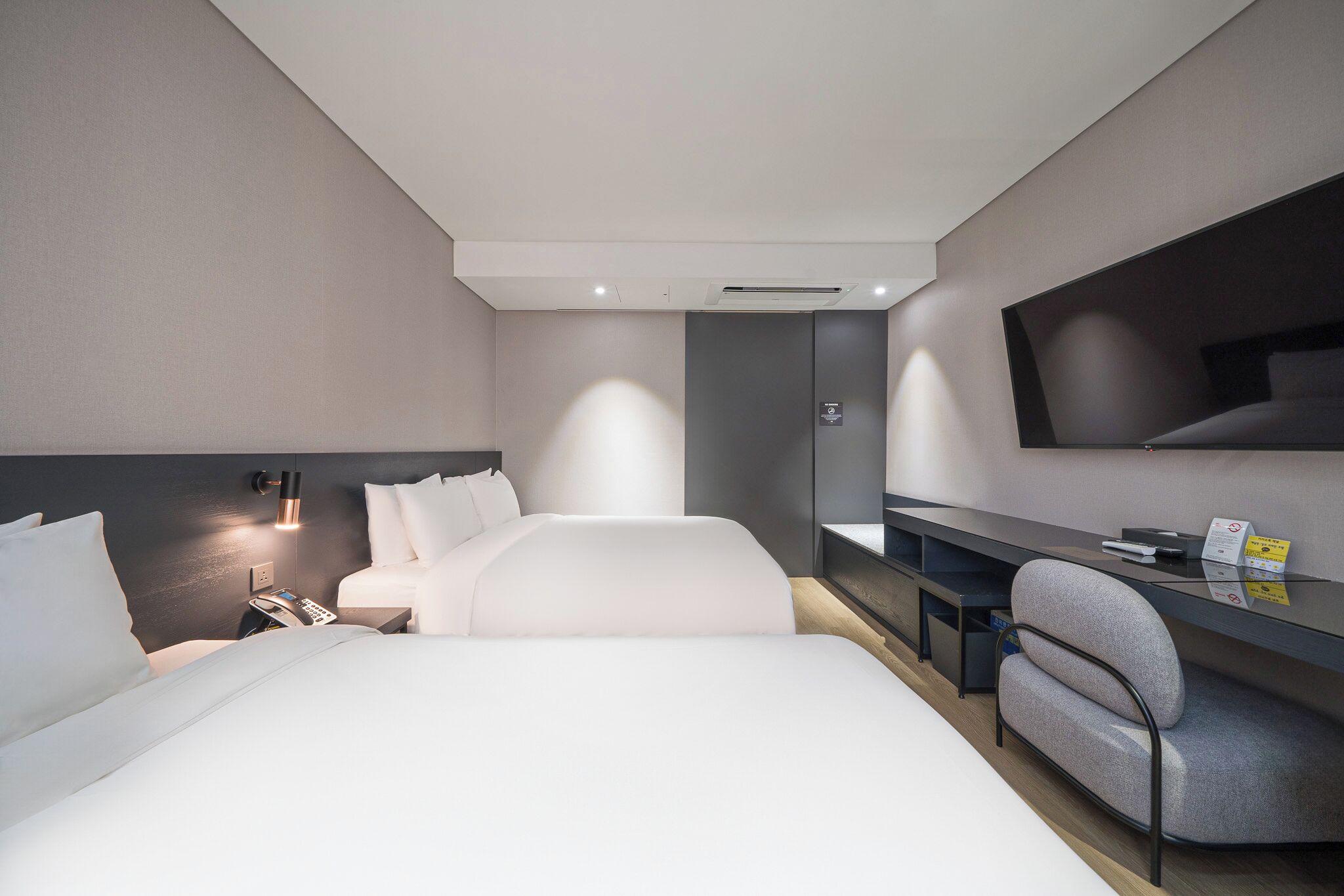 premium twin room | 1 bedroom, down duvets, in-room safe, desk