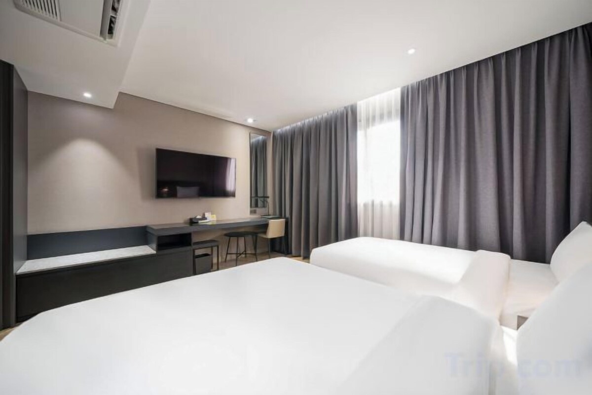 Down duvets, in-room safe, desk, blackout curtains