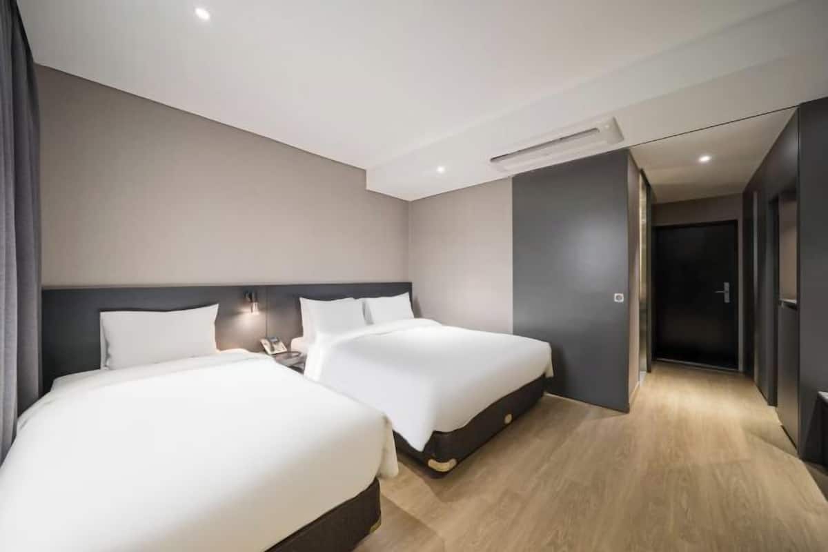 Down duvets, in-room safe, desk, blackout curtains