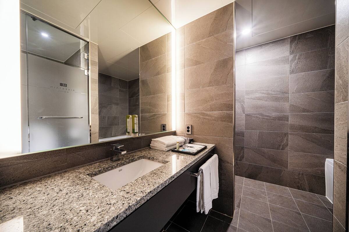 standard double room, non smoking, city view | bathroom | shower, designer toiletries, hair dryer, bathrobes