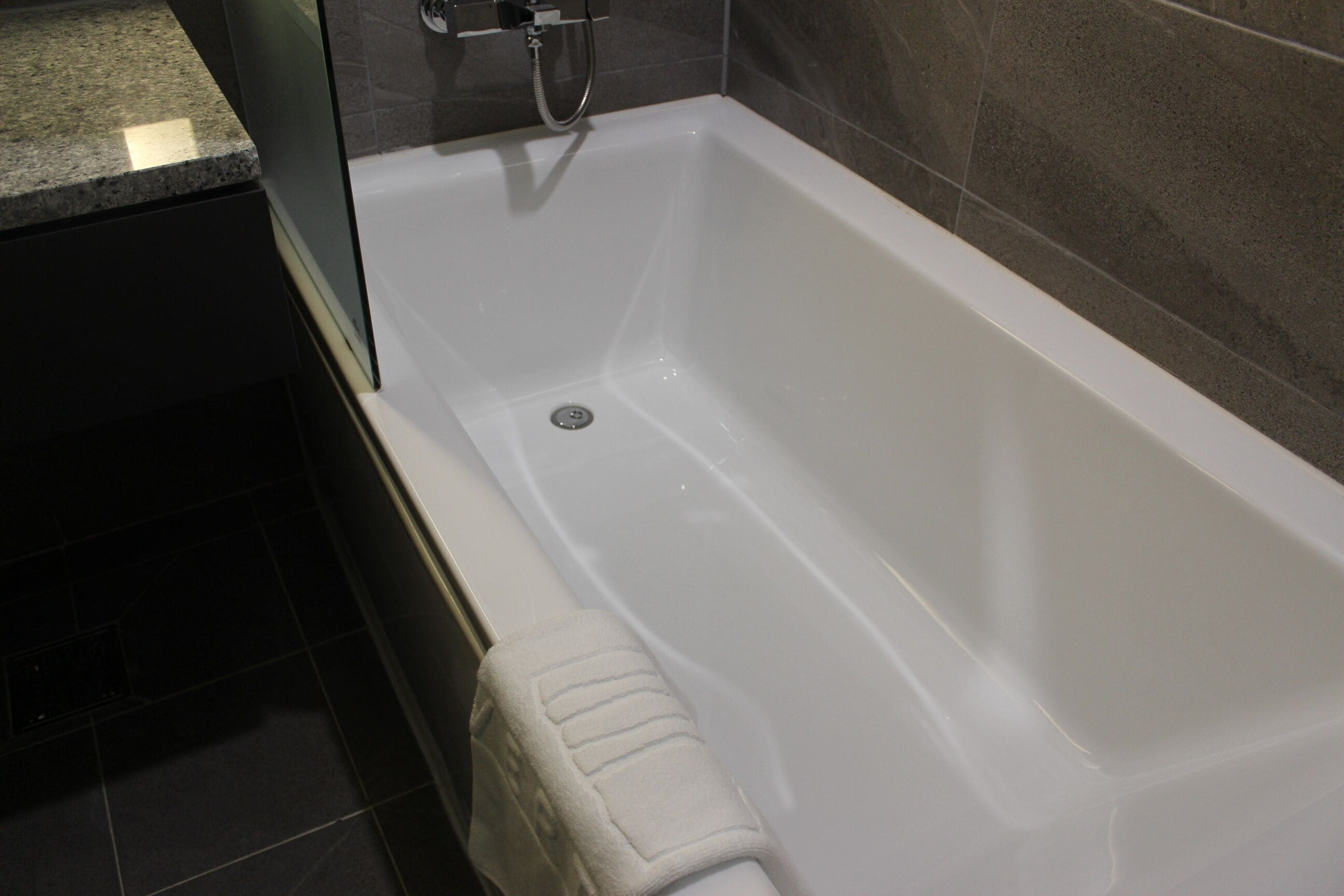 Un baño moderno con bañera, ducha e inodoro.