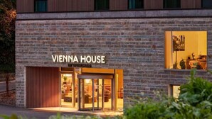 A modern building with a brick facade and a sign reading 'VIENNA HOUSE.' - Vienna House Kronberg (Kronberg)