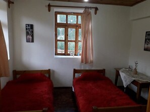 Traditional Twin Room | Blackout drapes, iron/ironing board, rollaway beds, bed sheets - Hotel Grabova (Lënie)