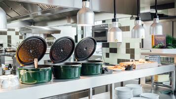 Tägliches Frühstücksbuffet gegen Gebühr