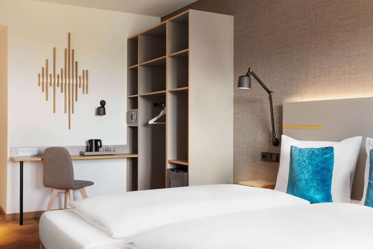 Deluxe Double Room | Hypo-allergenic bedding, in-room safe, desk, laptop workspace