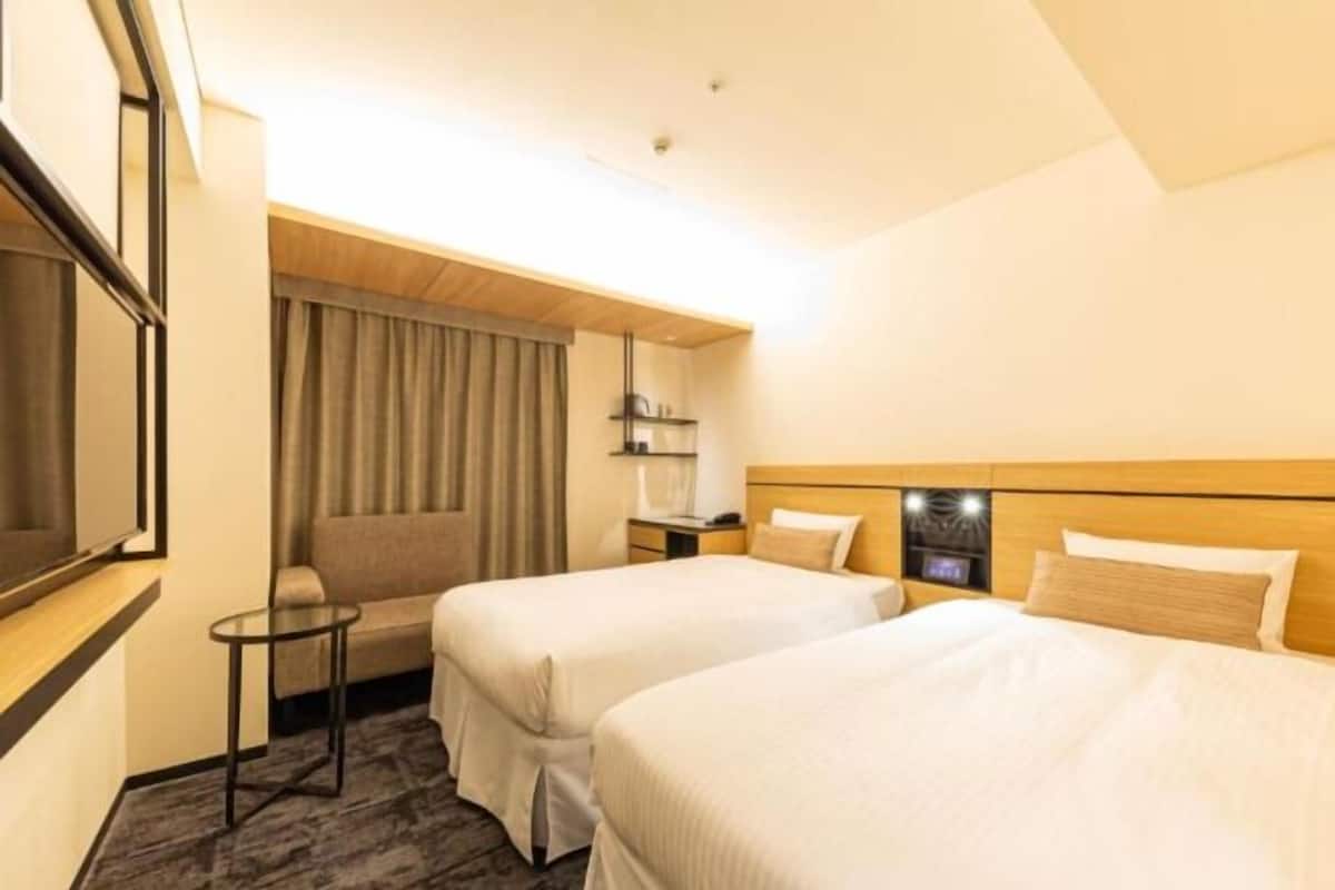 Värdeförvaringsskåp på rummet, mörkläggningsgardiner och ljudisolering