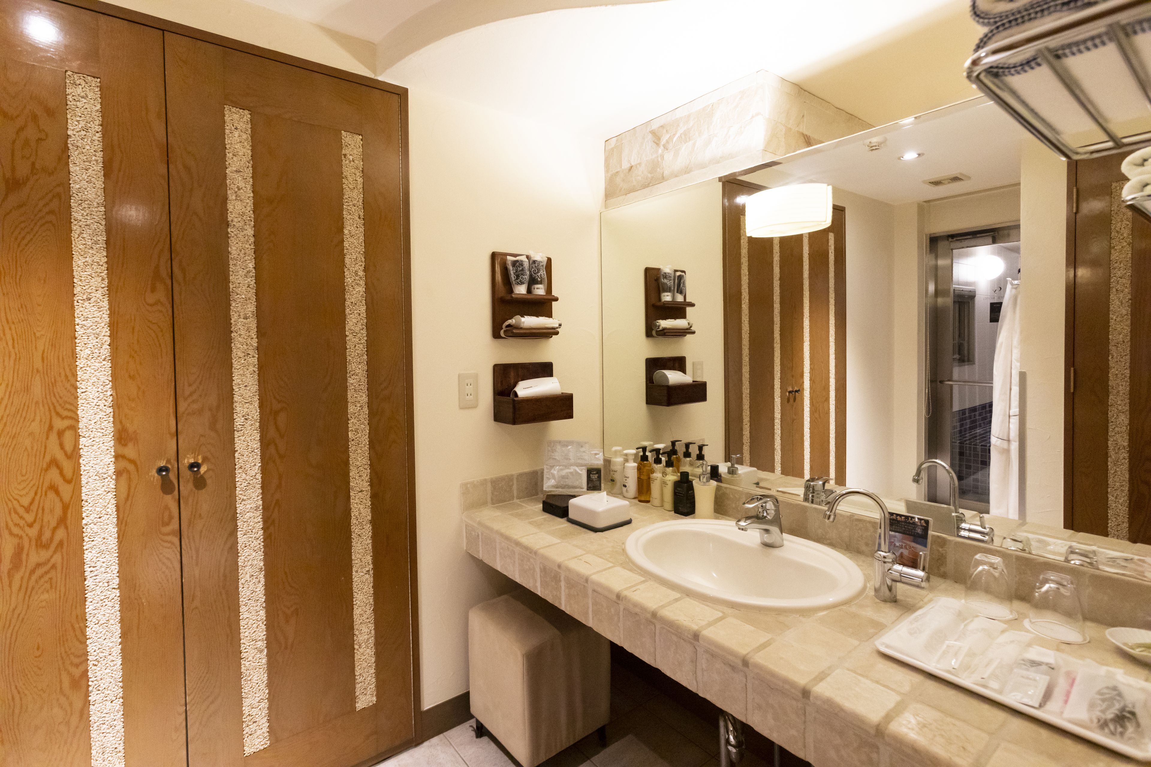 Combined shower/tub, jetted tub, rainfall showerhead