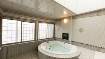 Jetted bathtub