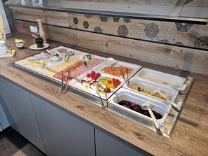 Petit déjeuner buffet servi tous les jours en supplément
