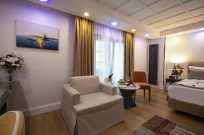 家庭房 (with Sofa Bed) | 高档床上用品、迷你吧、客房内保险箱、笔记本电脑工作区