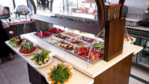 Buffet amb diversos plats exposats en safates.