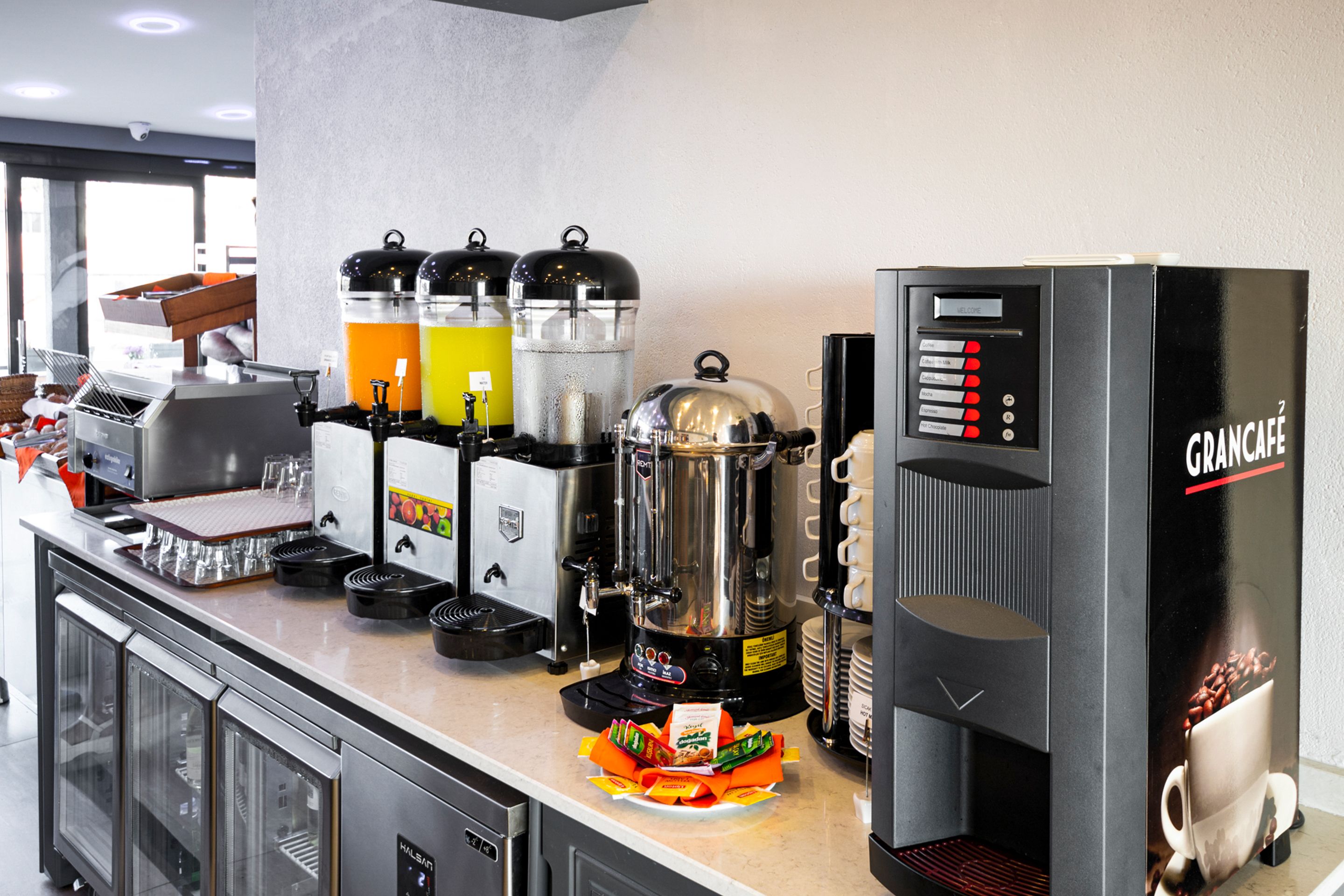 Un espace dédié au café, équipé de plusieurs machines à café, d’un moulin et d’une cafetière à piston.