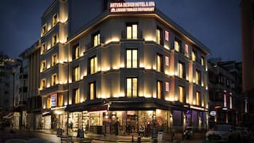 Vista frontal de la propiedad por la tarde o noche