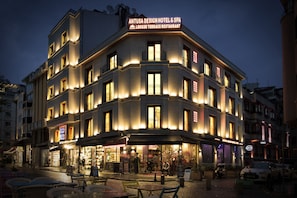 Vista frontal de la propiedad por la tarde o noche