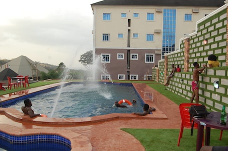 Una piscina al aire libre. Golden Valley Hotel Enugu