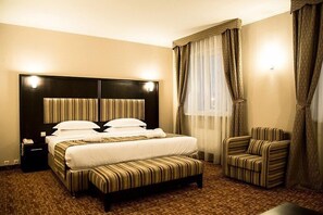 Caja de seguridad en la habitación y escritorio