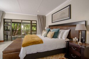 双人房 | 客房内保险箱、办公桌、遮光窗帘、免费 WiFi