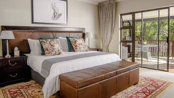 Tweepersoonskamer | Een kluis op de kamer, een bureau, verduisterende gordijnen, gratis wifi