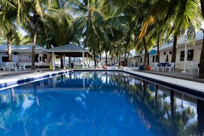 Een binnenzwembad en 3 buitenzwembaden