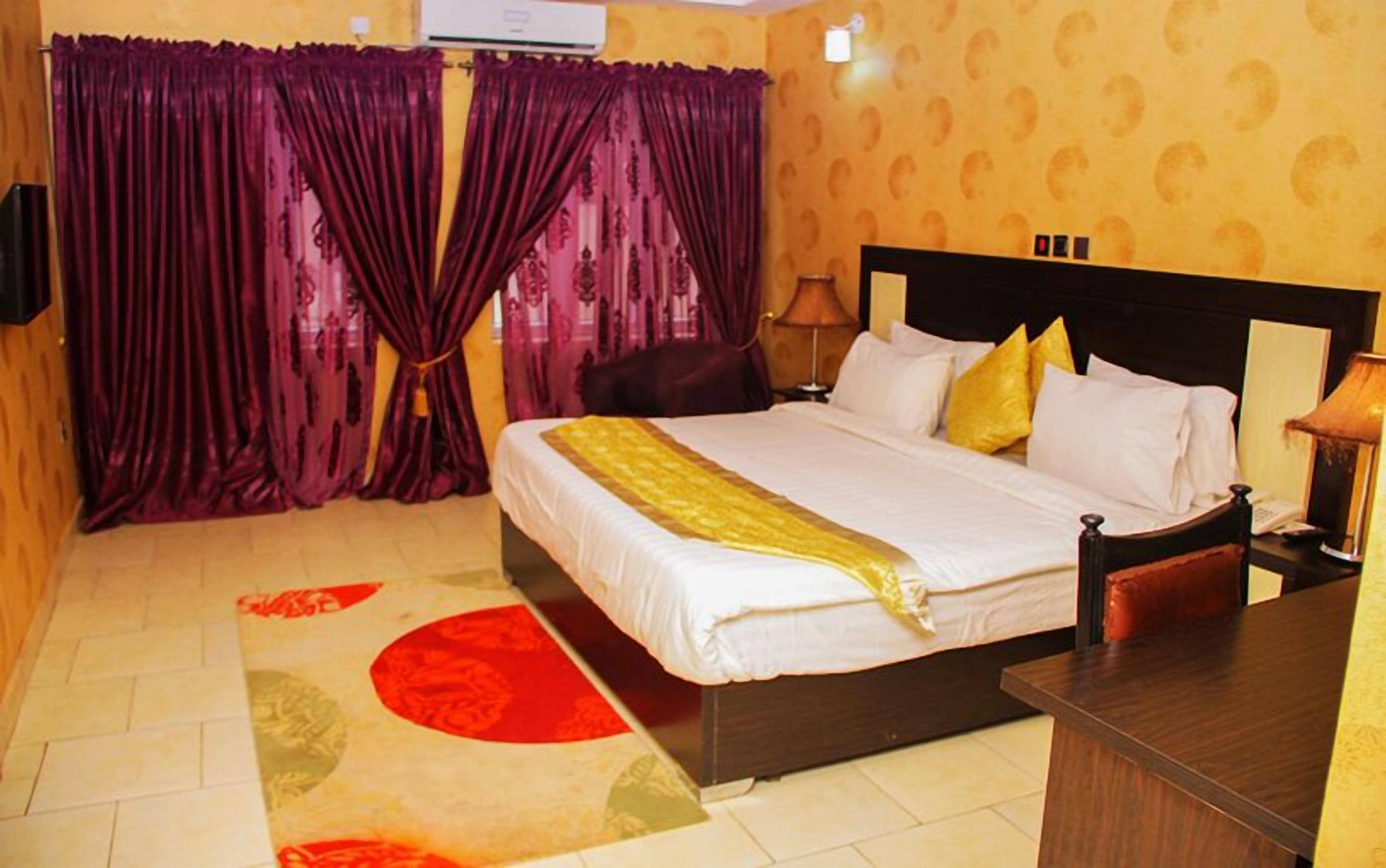 Skrivebord, skrivebord for bærbar PC, wi-fi (inkludert) og sengetøy