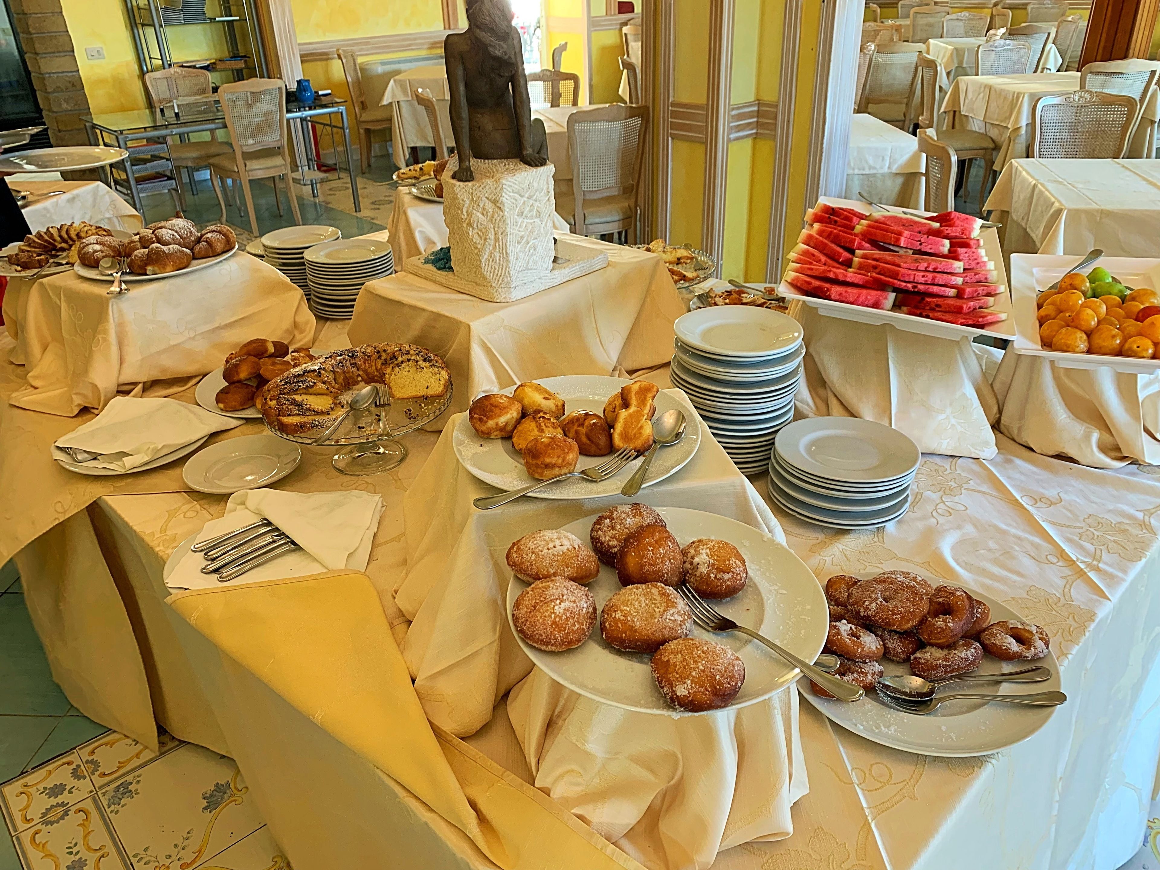 朝食 (ビュッフェ)、毎日提供 (無料)