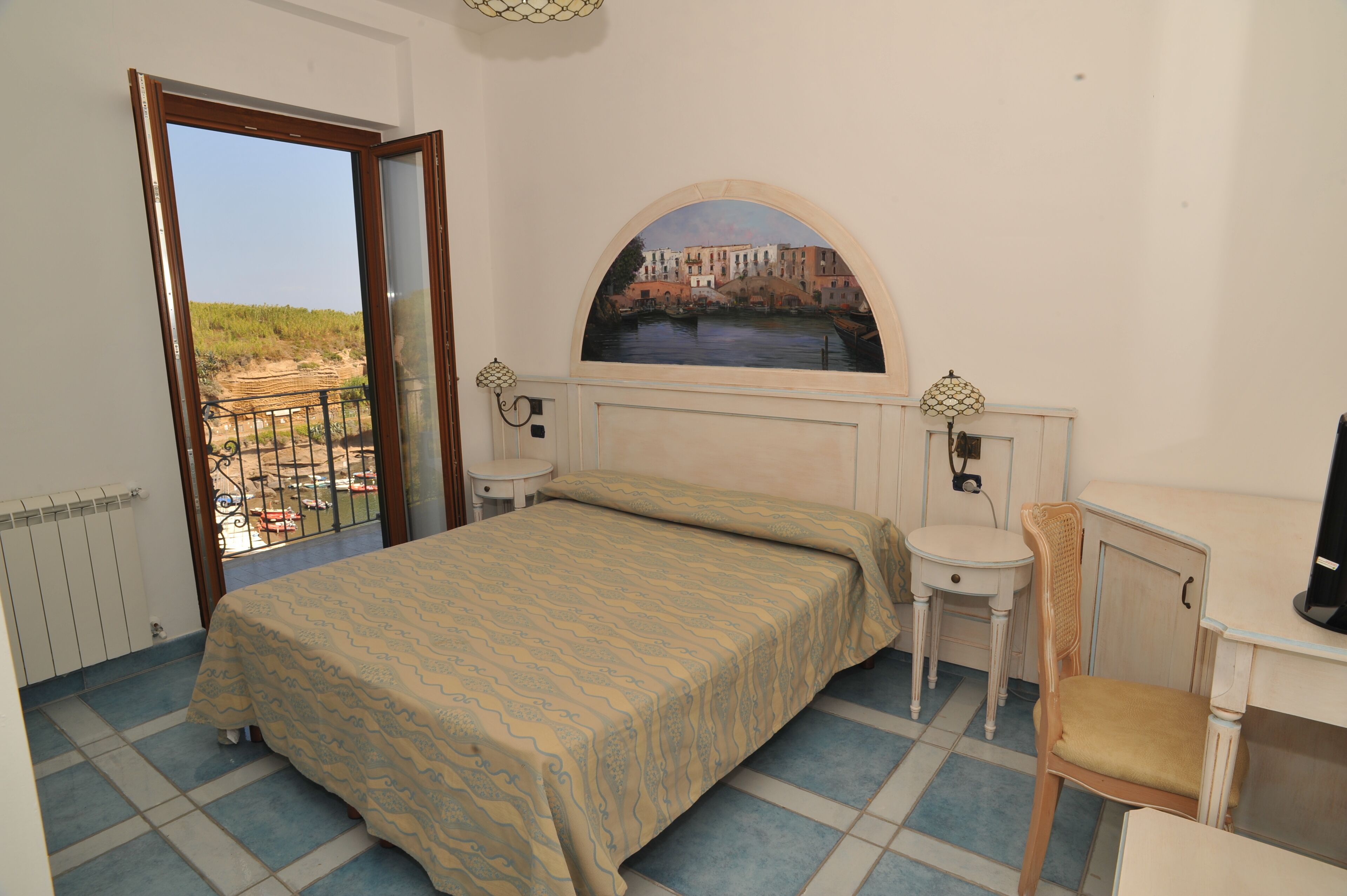 1 bedroom, desk, laptop workspace, soundproofing