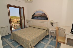 Escritorio y espacio para trabajar con laptop 