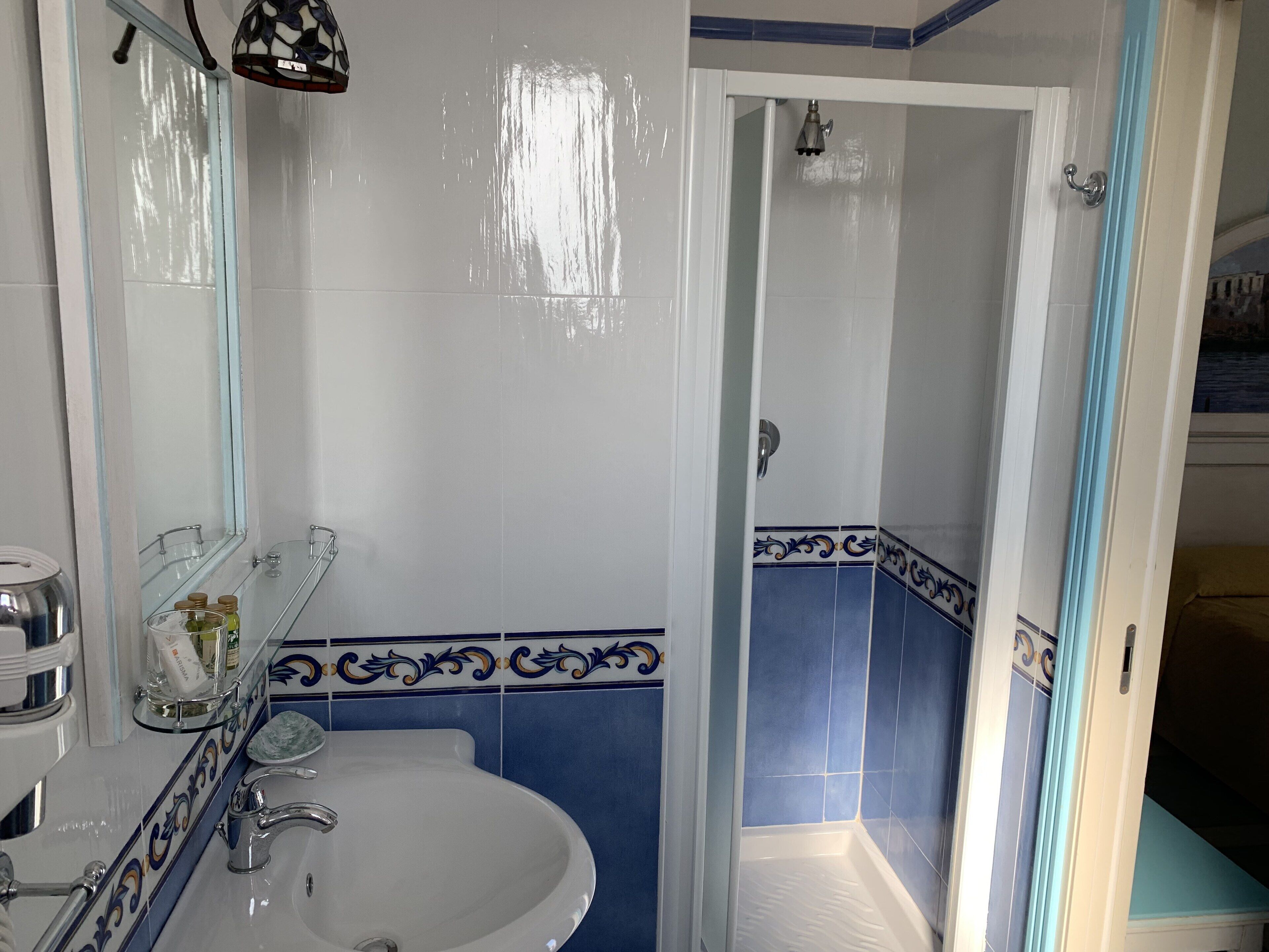 1 bedroom, desk, laptop workspace, soundproofing