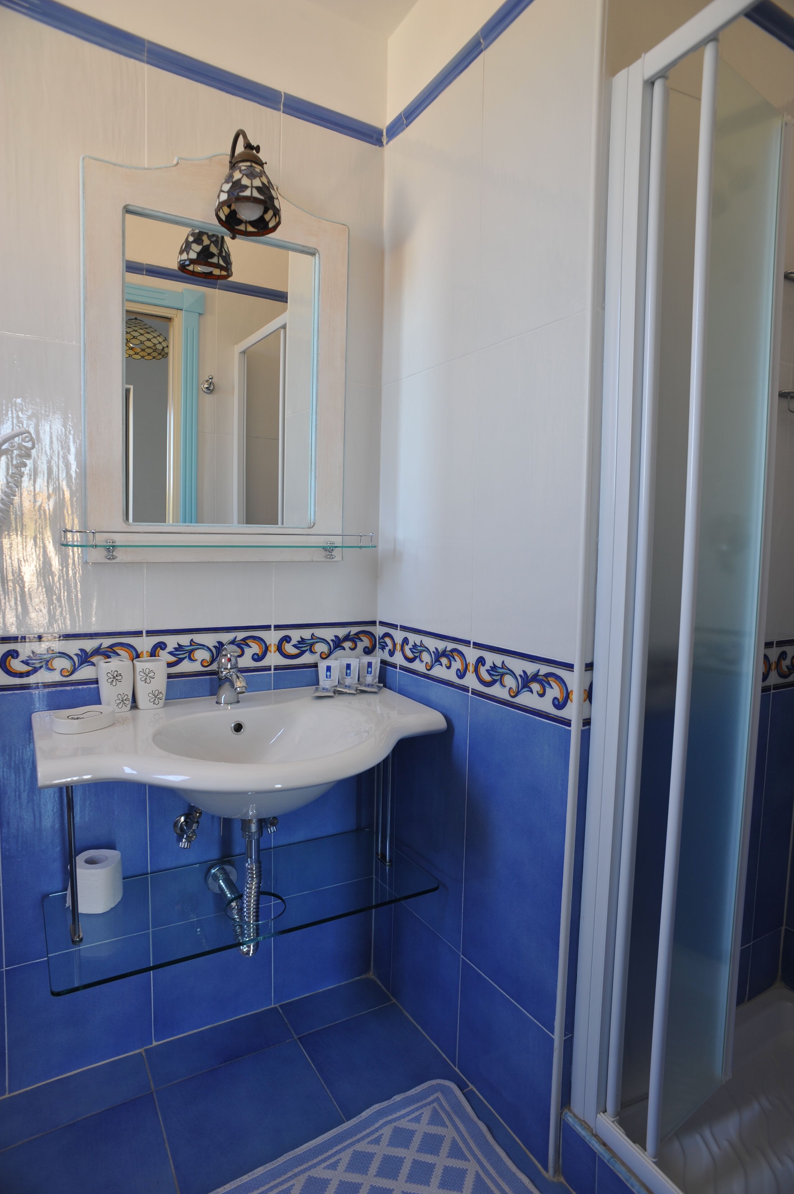panoramic double or twin room | bathroom | free toiletries, hair dryer, bidet, towels