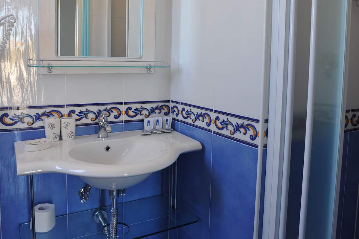 panoramic double or twin room | bathroom | free toiletries, hair dryer, bidet, towels