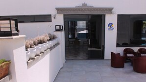 A modern building with a white facade, a glass entrance, and a logo for 'Tasan Apart Hotel'. - Tasan Apart Otel (Didim)