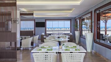 2 restaurants, breakfast served