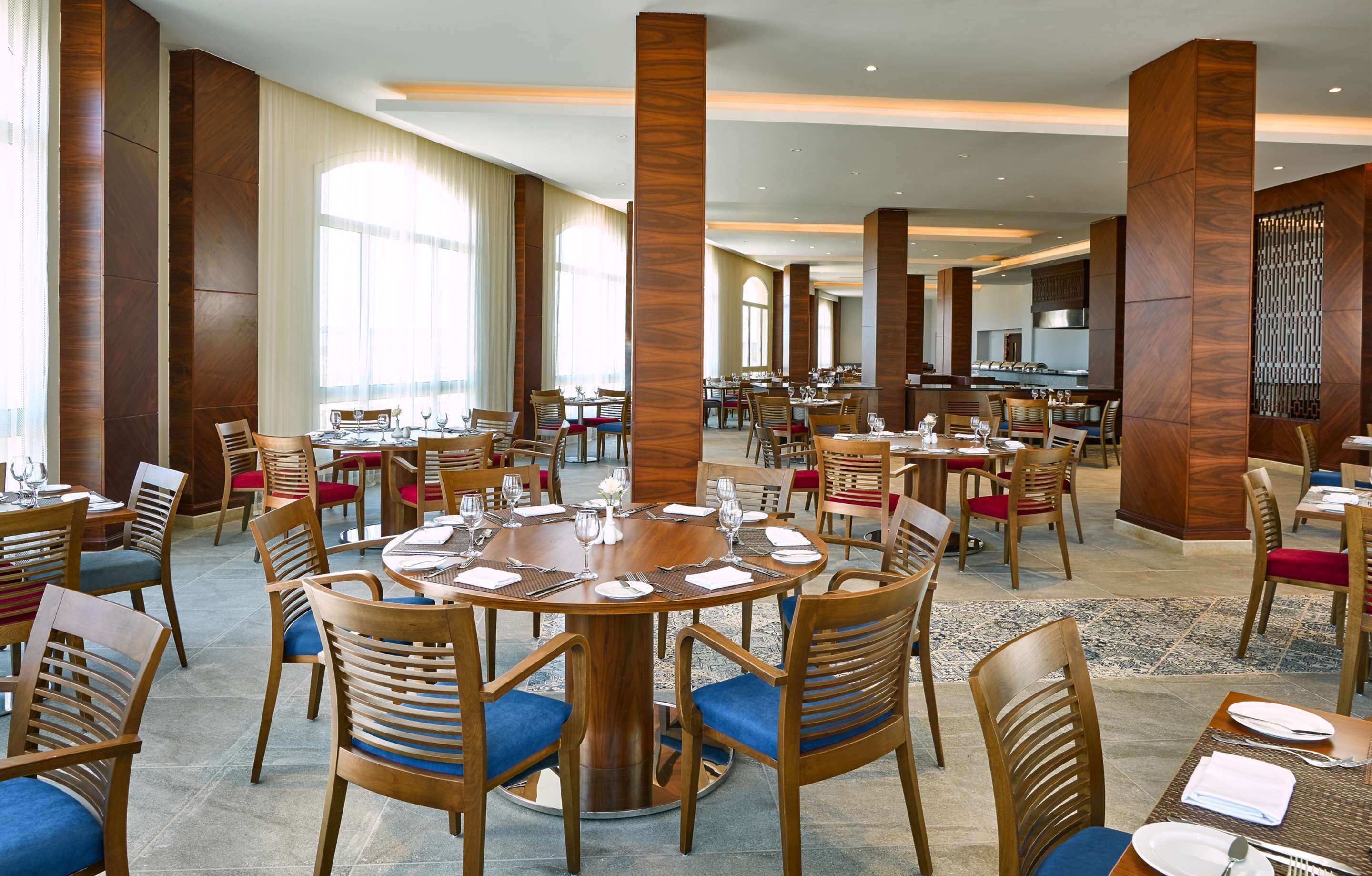 2 restaurants, breakfast served