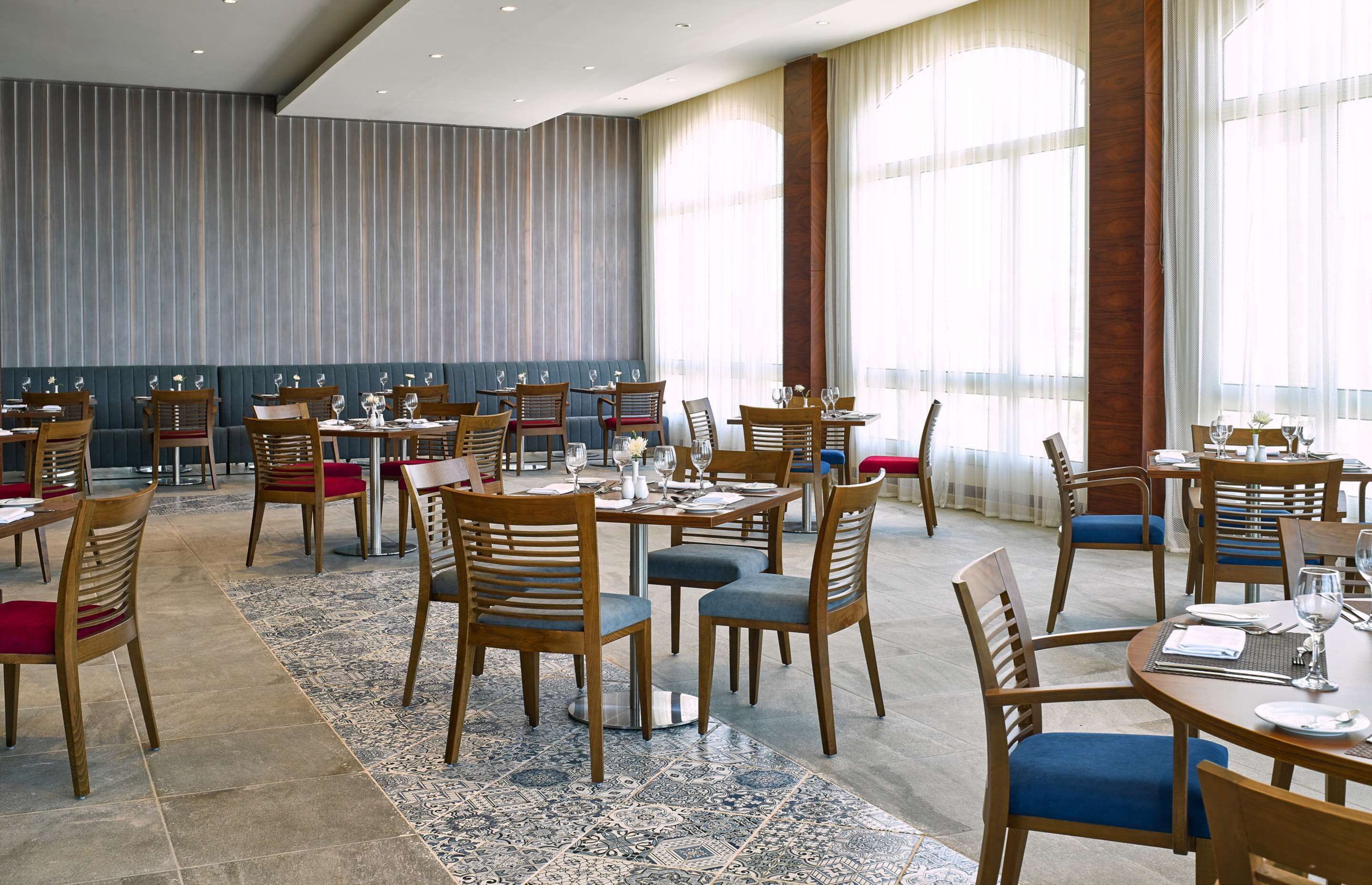 2 restaurants, breakfast served