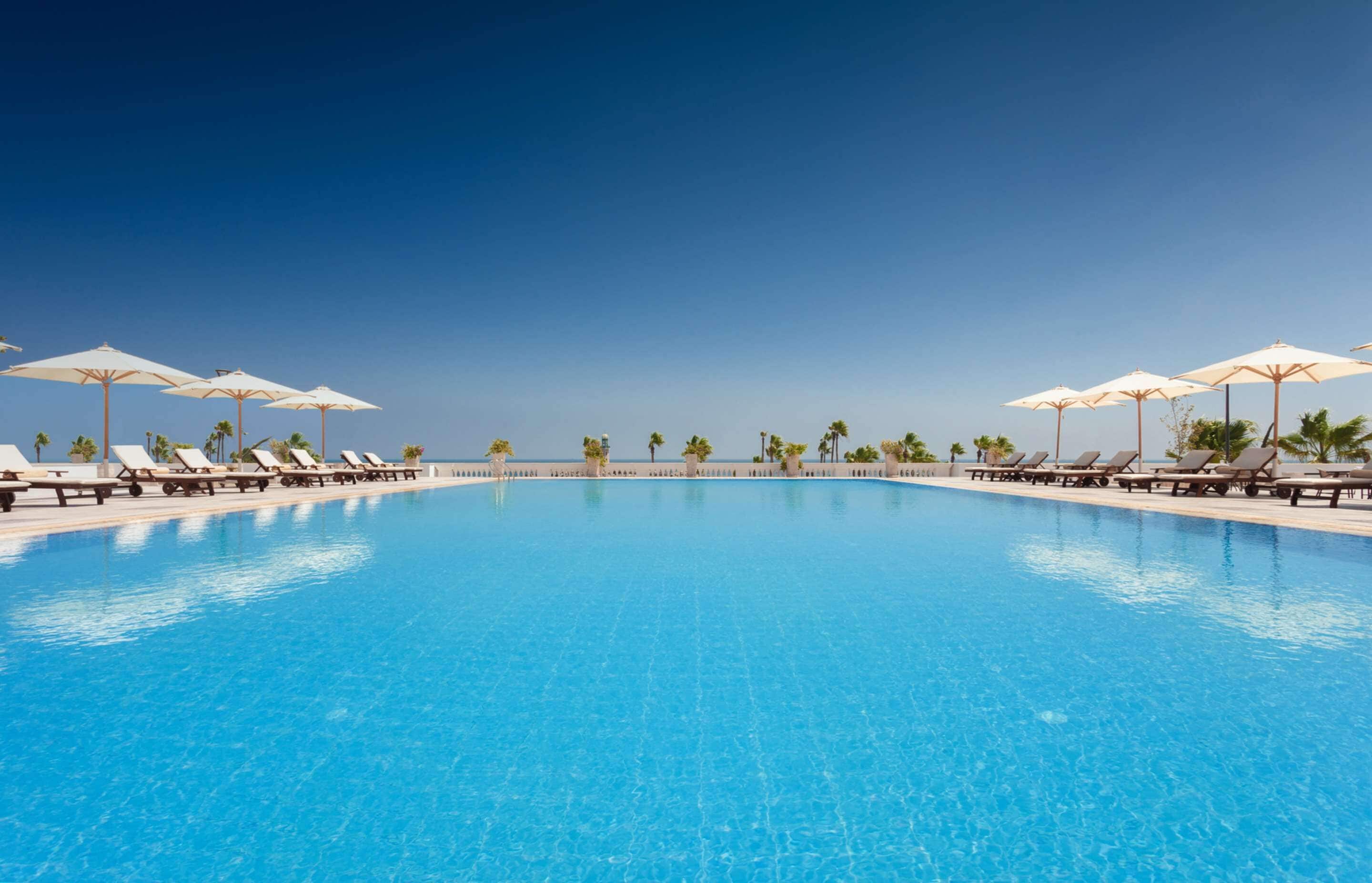 Hồ bơi ngoài trời, dù/ô trên bãi biển/hồ bơi, ghế dài tắm nắng 