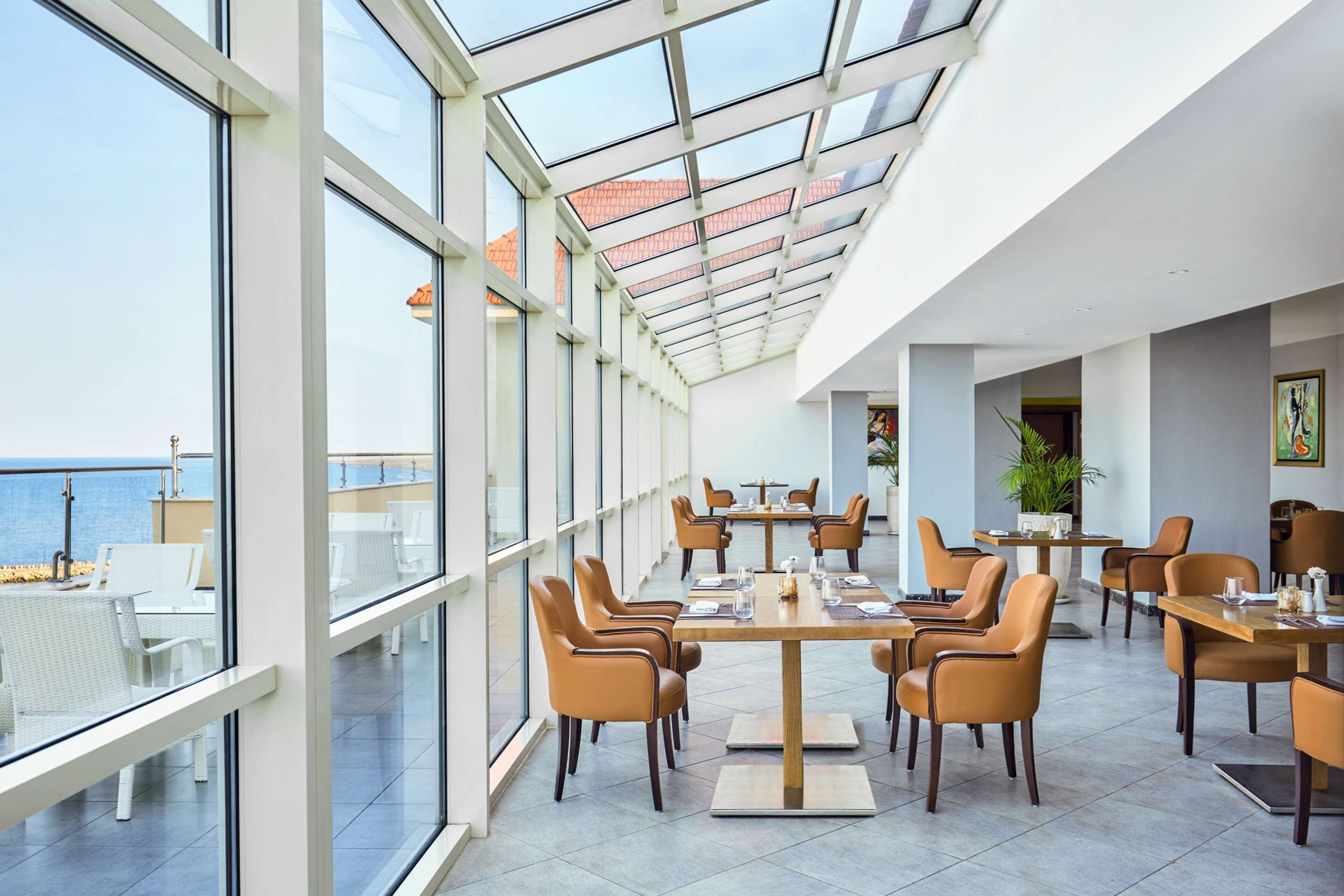 2 restaurants, breakfast served