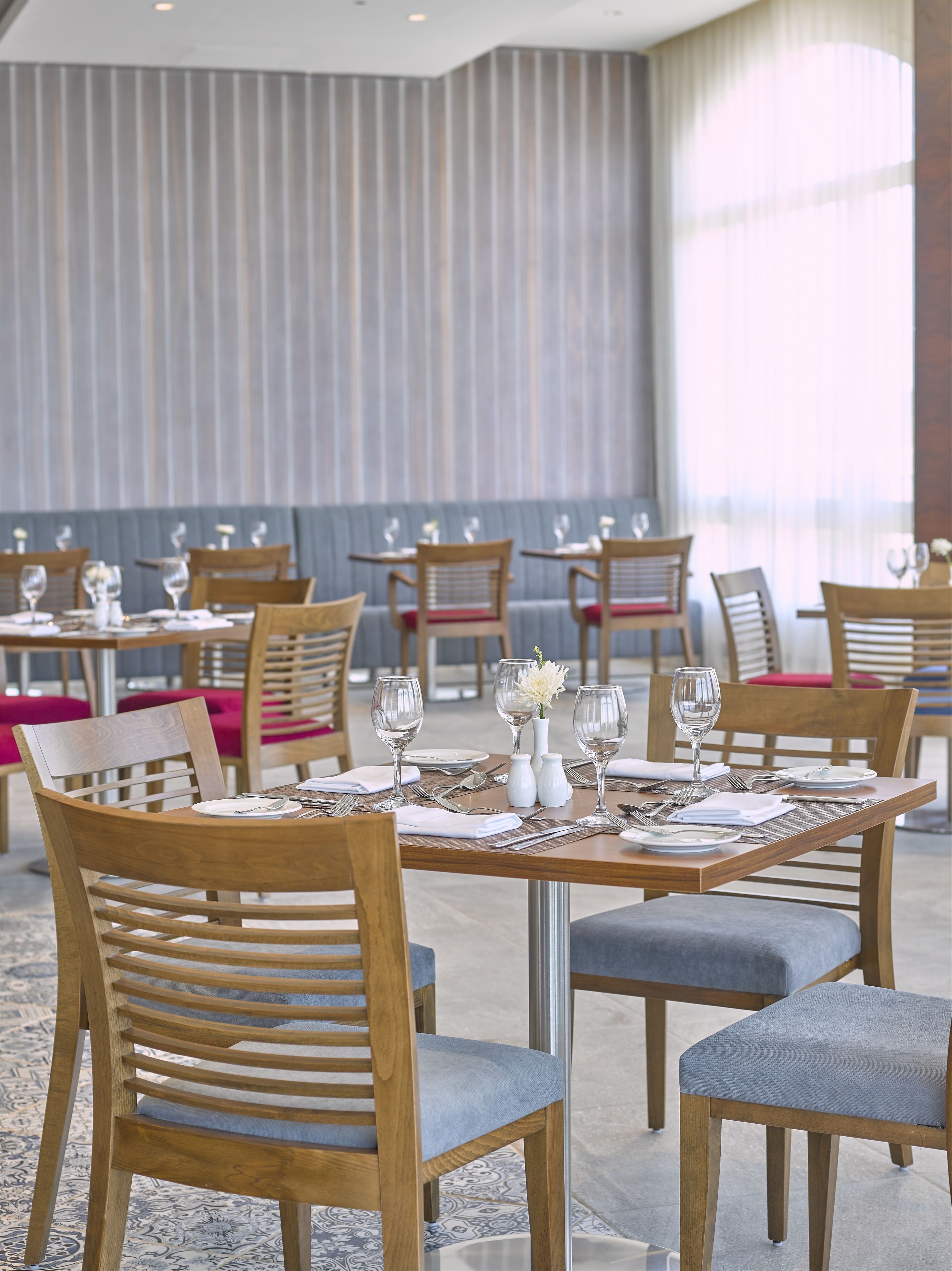 2 restaurants, breakfast served